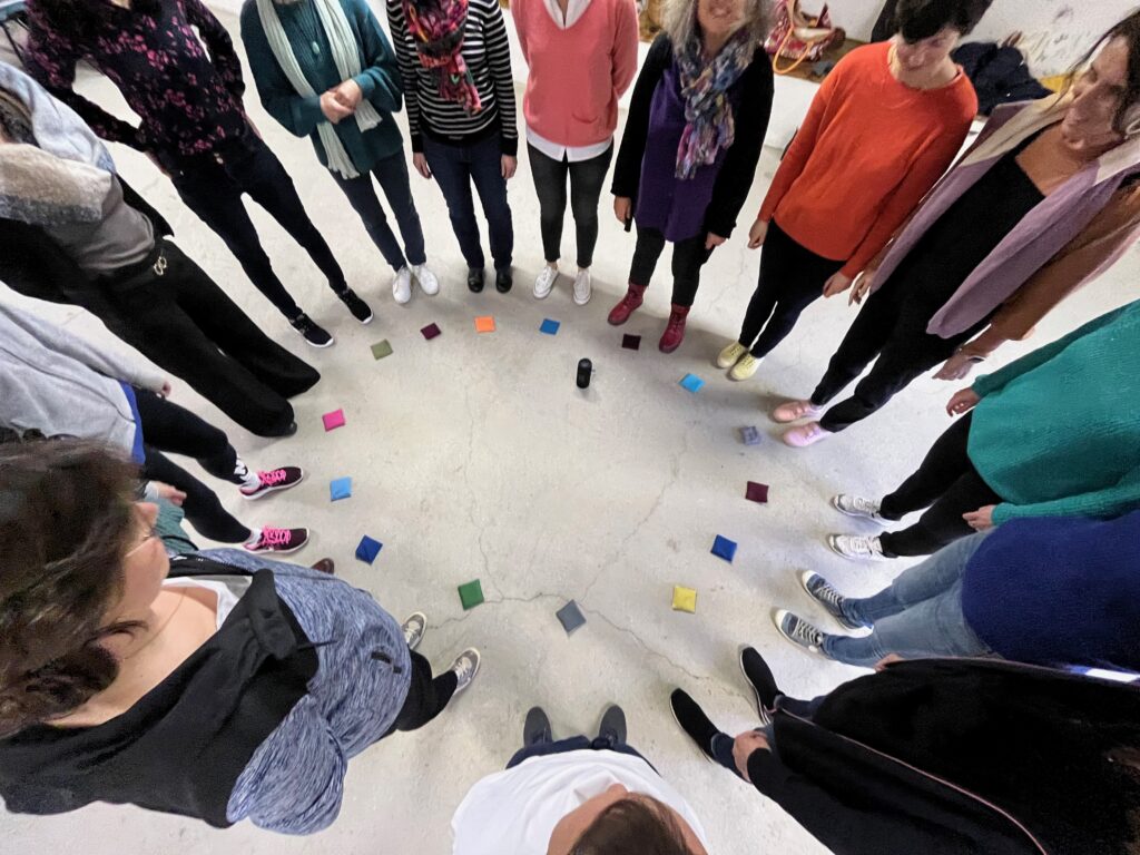 vue plongeante sur des personnes en cercle avec des sacs de sable à leurs pieds