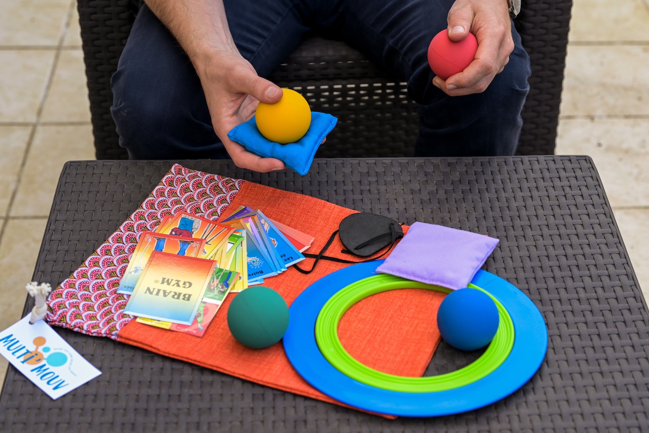 ensemble de matériel comprenant des balles, des sacs de sable, des anneaux et des cartes