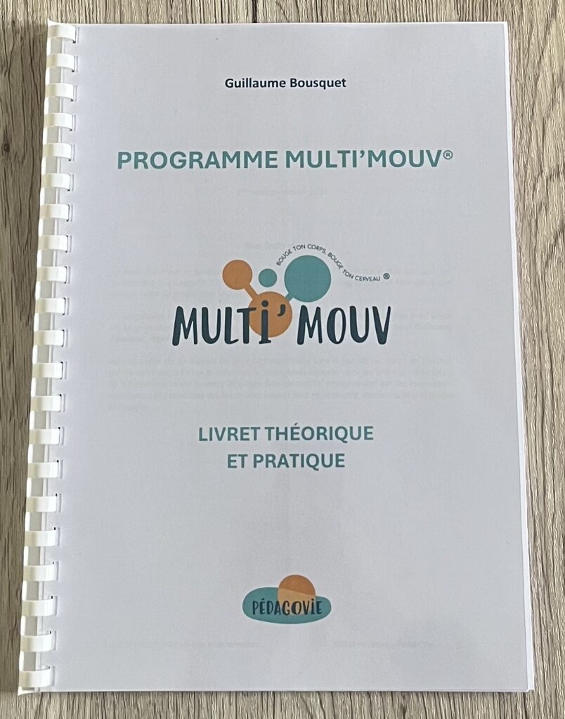 Photo du livret théorique et pratique MULTI’MOUV® nécessaire à la pratique des exercices de la méthode de remédiation des troubles neurodéveloppementaux et difficultés scolaires